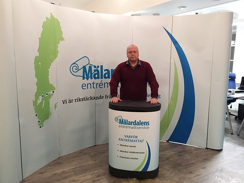 Portable pop up display wall with a wide printed exhibition graphic